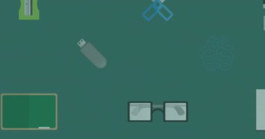 Yeşil karatahta üzerinde hareket eden okul ekipmanı simgelerinin animasyonu. okul, eğitim ve öğrenim konsepti dijital olarak oluşturulmuş video.