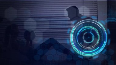 Dürbünlü tarama ve veri işleme ile mekik çeken kadın animasyonu. global spor, rekabet, teknoloji, veri işleme ve dijital arayüz kavramı dijital olarak oluşturulmuş video.