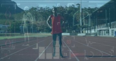 Yarış pistinde koşan engelli bir erkek sporcunun dijital veri işleme animasyonu. global spor, rekabet, engellilik ve dijital arayüz kavramı dijital olarak oluşturulmuş video.