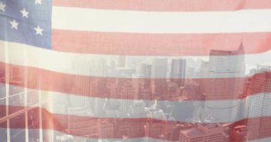 Şehir manzarası üzerinde Amerikan bayrağı animasyonu. Amerikan vatanseverliği, bağımsızlık ve kutlama konsepti dijital olarak oluşturulmuş video.