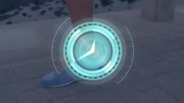 Dürbünü tarayan ve saati ileri hareket eden kişinin bacakları canlandırılıyor. global spor, rekabet, teknoloji, veri işleme ve dijital arayüz kavramı dijital olarak oluşturulmuş video.