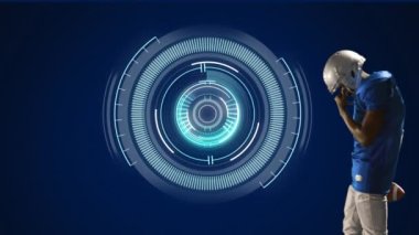 Amerikan futbolcuyla dürbün tarama ve veri işleme animasyonları. global spor, rekabet teknolojisi ve dijital arayüz konsepti dijital olarak oluşturulmuş video.