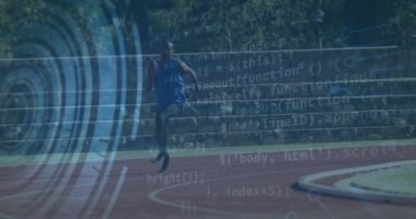 Yarış pistinde koşan engelli bir erkek sporcunun dijital veri işleme animasyonu. global spor, rekabet, engellilik ve dijital arayüz kavramı dijital olarak oluşturulmuş video.
