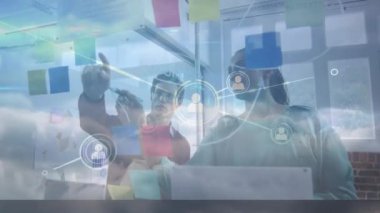 Ofiste çalışan iş arkadaşları üzerinden bağlantı ağının animasyonu. küresel bağlantılar, iş, teknoloji ve ağ konsepti dijital olarak oluşturulmuş video.