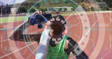 Erkek sporcuların içme suyu üzerine dijital veri işleme animasyonu. küresel spor, rekabet ve dijital arayüz kavramı dijital olarak oluşturulmuş video.