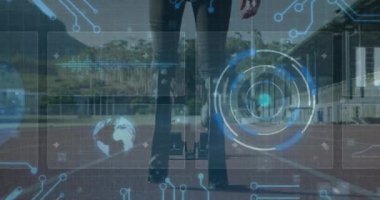 Koşu parkurunda çalışan engelli erkek atlet üzerinde dijital veri işleme animasyonu. global spor, rekabet, engellilik ve dijital arayüz kavramı dijital olarak oluşturulmuş video.