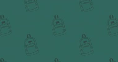 Yeşil karatahtanın üzerinde hareket eden siyah okul çantalarının animasyonu. okul, eğitim ve öğrenim konsepti dijital olarak oluşturulmuş video.