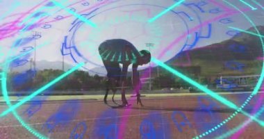 Yarış pistinde koşan engelli bir erkek sporcunun dijital veri işleme animasyonu. global spor, rekabet, engellilik ve dijital arayüz kavramı dijital olarak oluşturulmuş video.