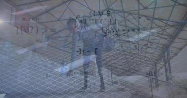 Spor stadyumunun tribünlerinde engelli erkek atlet üzerinde dijital veri işleme animasyonu. global spor, rekabet, engellilik ve dijital arayüz kavramı dijital olarak oluşturulmuş video.