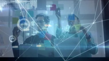 Ofiste çalışan iş arkadaşları üzerinden bağlantı ağının animasyonu. küresel bağlantılar, iş, teknoloji ve ağ konsepti dijital olarak oluşturulmuş video.