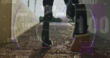 Koşu parkurunda çalışan engelli erkek atlet üzerinde dijital veri işleme animasyonu. global spor, rekabet, engellilik ve dijital arayüz kavramı dijital olarak oluşturulmuş video.