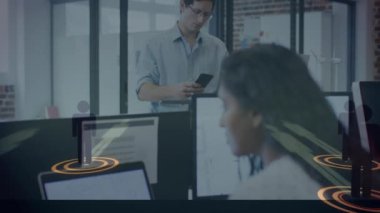 Bilgisayarla gülümseyen iş kadınının insanlarla olan bağlantılarının animasyonu. küresel ağlar ve teknoloji konsepti dijital olarak oluşturulmuş video.