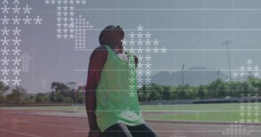 Yarış pistinde koşan engelli bir erkek sporcunun dijital veri işleme animasyonu. global spor, rekabet, engellilik ve dijital arayüz kavramı dijital olarak oluşturulmuş video.