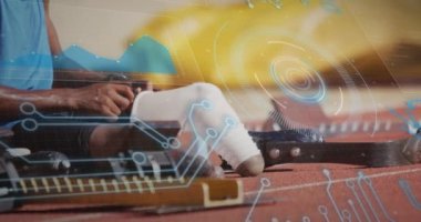 Engelli erkek atletlerin dijital veri işleme animasyonları koşu bıçakları takıyor. global spor, rekabet, engellilik ve dijital arayüz kavramı dijital olarak oluşturulmuş video.