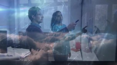 Ofiste çalışan iş arkadaşları üzerinden bağlantı ağının animasyonu. küresel bağlantılar, iş, teknoloji ve ağ konsepti dijital olarak oluşturulmuş video.