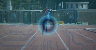 Koşu parkurunda çalışan engelli erkek atlet üzerinde dijital veri işleme animasyonu. global spor, rekabet, engellilik ve dijital arayüz kavramı dijital olarak oluşturulmuş video.