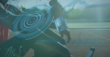 Koşu parkurunda çalışan engelli erkek atlet üzerinde dijital veri işleme animasyonu. global spor, rekabet, engellilik ve dijital arayüz kavramı dijital olarak oluşturulmuş video.