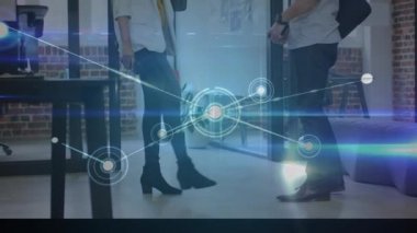 Yüz maskeli iş arkadaşlarının ayaklara dokunduğu bir ağ animasyonu. covid 19 pandemik konsept sırasında dijital olarak üretilen küresel iş, teknoloji ve ağlar.