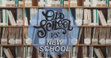 Eski Skool ve yeni okul metninin animasyonu kütüphane raflarındaki kitapların üzerinde ilerleyen mavi daire üzerine. okul, eğitim ve öğrenim konsepti dijital olarak oluşturulmuş video.