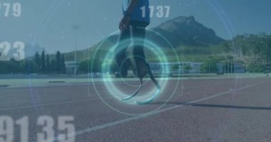 Yarış pistinde koşan engelli bir erkek sporcunun dijital veri işleme animasyonu. global spor, rekabet, engellilik ve dijital arayüz kavramı dijital olarak oluşturulmuş video.