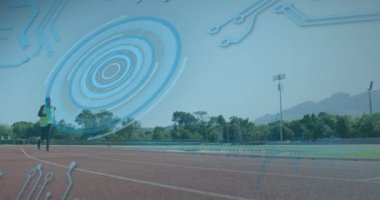 Yarış pistinde koşan engelli bir erkek sporcunun dijital veri işleme animasyonu. global spor, rekabet, engellilik ve dijital arayüz kavramı dijital olarak oluşturulmuş video.