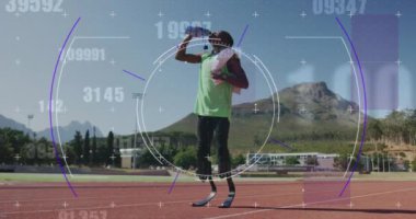 Dijital veri işleme animasyonu engelli erkek sporcunun içme suyu ile çalışan bıçakları üzerinde. global spor, rekabet, engellilik ve dijital arayüz kavramı dijital olarak oluşturulmuş video.