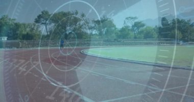 Yarış pistindeki engelli erkek atlet üzerinde veri işleme animasyonu. global spor, engellilik ve teknoloji konsepti dijital olarak oluşturulmuş video.