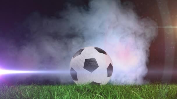 煙の雲とピッチ上のサッカーのアニメーション 世界中のスポーツ デジタルインターフェースの概念をデジタルで生成したビデオ — ストック動画