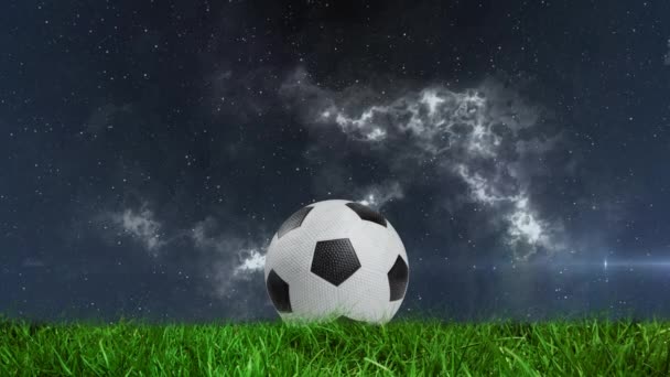 Animacja Świecącego Światła Mijającego Piłkę Nożną Boisku Burzliwymi Chmurami Globalny — Wideo stockowe