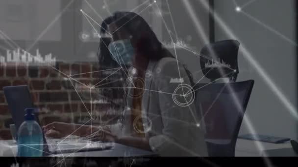オフィスで顔マスクを身に着けているビジネスマン以上の接続のネットワークのアニメーション 大流行の19の概念をデジタルで生成したビデオの中で — ストック動画