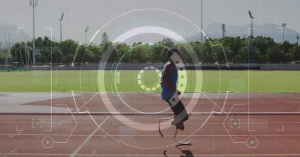 Animatie Van Gegevensverwerking Gehandicapte Mannelijke Atleet Met Hardloopmessen Racebaan Wereldwijd — Stockvideo
