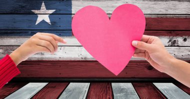 İki elin pembe kalbi yıldızın üzerinden geçirmesi ve Amerikan bayrağının ahşap üzerine boyanmış şeritleri. Vatanseverlik, bağımsızlık ve kutlama konsepti dijital olarak oluşturulmuş imaj.