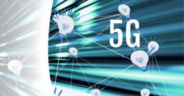 Beyaz teknoloji arkaplanındaki yeşil ışık izlerine karşı bağlantı ağı üzerinden 5g metin. küresel ağ ve teknoloji kavramı