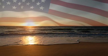 Gün batımına ve deniz kenarına Amerikan bayrağı sallama kompozisyonu. Birleşik Devletler vatanseverliği ve bağımsızlık kavramı dijital olarak oluşturuldu.