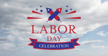 Mutlu İşçi Bayramı metinleri ve Amerikan bayrağına karşı ahşap arka planda havai fişek simgeleri. Amerikan İşçi Bayramı şablon tasarım konsepti