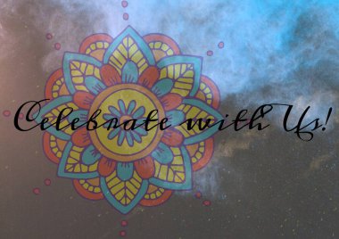 Renkli çiçek tasarımına ve gri arkaplanda mavi duman etkisine karşı yazdığımız metni kutlayın. davet kart şablonu tasarım kavramı