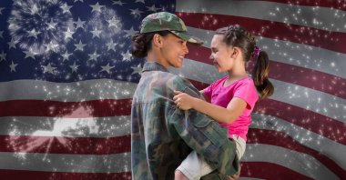 Amerikan bayrağı ve havai fişekler üzerinde kızıyla birlikte kadın askerin kompozisyonu. Amerikan vatanseverliği ve bağımsızlık kavramı dijital olarak oluşturulmuş imaj.