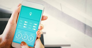 Ofis merdivenlerine karşı akıllı telefonu kullan. dijital arayüz ve modern teknoloji kavramı