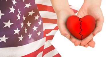 Kırık kalbini beyaza tutarak dalgalanan Amerikan bayrağının kompozisyonu. Vatanseverlik, bağımsızlık ve kutlama konsepti dijital olarak oluşturulmuş imaj.