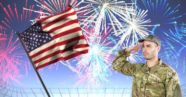 Amerikan bayrağına karşı havai fişeklerle selam veren askerlerin kompozisyonu. Amerika Birleşik Devletleri vatanseverlik ve bağımsızlık kavramı dijital olarak üretilen imaj.