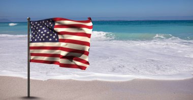 Mavi gökyüzüne ve deniz kenarına Amerikan bayrağı sallamanın kompozisyonu. Birleşik Devletler vatanseverliği ve bağımsızlık kavramı dijital olarak oluşturuldu.