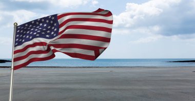 Deniz kenarına karşı Amerikan bayrağı sallamanın kompozisyonu. Birleşik Devletler vatanseverliği ve bağımsızlık kavramı dijital olarak oluşturuldu.