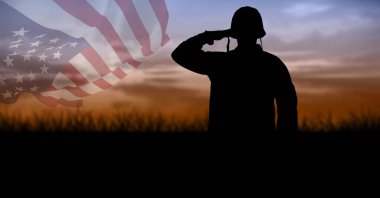 Gün batımında gökyüzünde dalgalanan Amerikan bayrağıyla selamlayan askerin silueti. Vatanseverlik, bağımsızlık ve kutlama konsepti dijital olarak oluşturulmuş imaj.