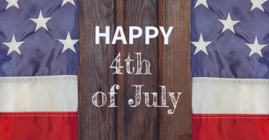 Yazının kompozisyonu: 4 Temmuz 'da beyazlar içinde Amerikan bayrağı üzerinde tahta üzerinde. Vatanseverlik, bağımsızlık ve kutlama konsepti dijital olarak oluşturulmuş imaj.