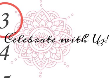 Beyaz arka planda dekoratif çiçek tasarımına karşı bizimle metin ve rakamları kutlayın. davet kart şablonu tasarım kavramı