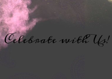 Dekoratif çiçek tasarımına ve gri arkaplanda pembe duman etkisine karşı metni bizimle birlikte kutlayın. davet kart şablonu tasarım kavramı