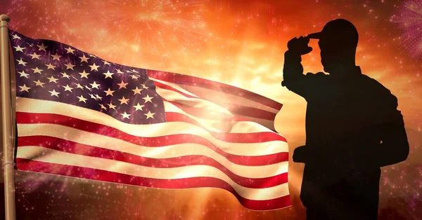 Összetétele Sziluett Tisztelegő Katona Ellen Naplemente Hullámzó Amerikai Zászló Patriotizmus — Stock Fotó