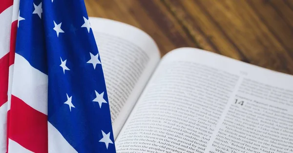 Amerikai Zászló Biblia Ellen Háttér Amerikai Hazafiság Vallás Sablon Háttér — Stock Fotó