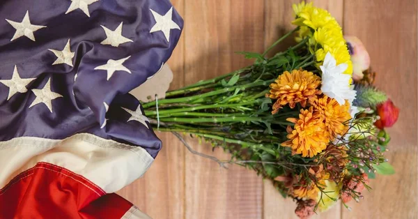 Amerikansk Flagga Och Massa Blommor Trä Bakgrund Amerikansk Patriotism Mall — Stockfoto