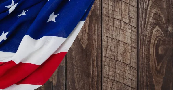 Σύνθεση Από Τσαλακωμένη Αμερικάνικη Σημαία Παλιό Σκούρο Ξύλο Πατριωτισμός Ανεξαρτησία — Φωτογραφία Αρχείου
